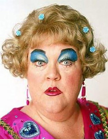 15-signs-youre-wearing-too-much-makeup3